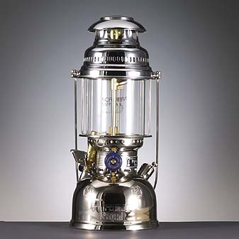 Petroleumlampe vom Berliner Ingenieur Max Graetz entworfen Eine lebende Legende und ein wunderbares Spielzeug für große Jungs.