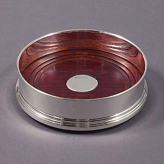 Untersetzer aus Silber und Holz Ihr Wein steht auf einem Boden aus Edelholz.