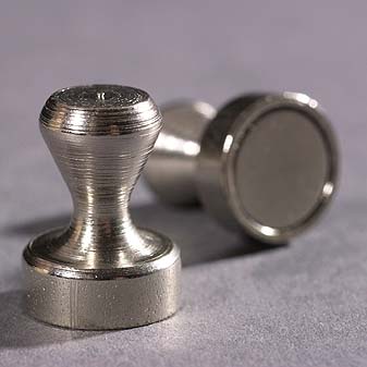  Edelstahl-Magnet mit praktischem Griff.