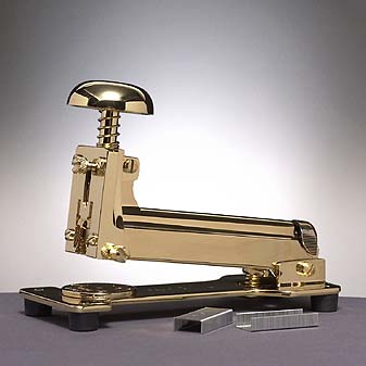 Heftklammern-Hefter von El Casco aus Gold Die Präzisionsteile sind numeriert und von Hand aufeinander abgestimmt