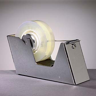 Mit massivem Stahlfuß, dadurch nicht so leicht umzuwerfen.