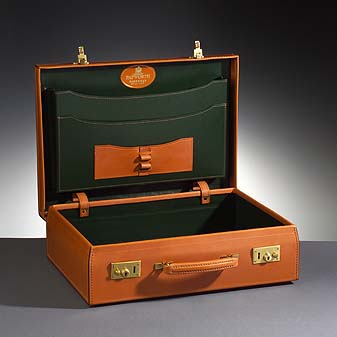  Ein "Lid over". In diesen geht ein dicker Aktenordner.