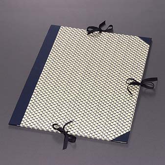 Künstler-Sammelmappe Löwe blau A2 Der Bezug stammt aus einer Druckerei in der Nähe von Florenz.