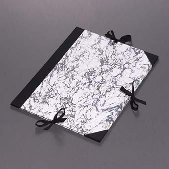  Ihre Papiere sind durch drei Papplaschen und Baumwollbänder gesichert.