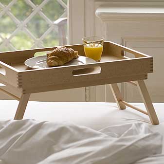 Bettablett aus Buchenholz Sonntagmorgen. Frühstück im Bett.