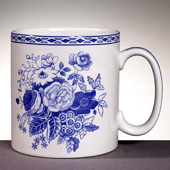 Ein Trinkbecher aus englischem "Earthenware".