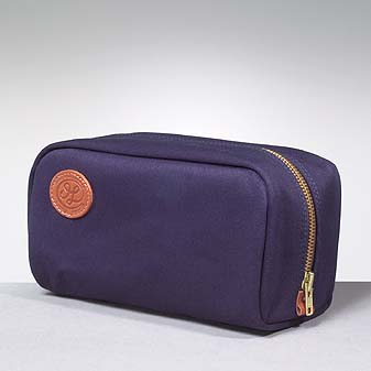 Blauer Kulturtasche von Chapman So wie der grüne: klassisch, robust, wasserabweisend.