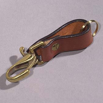 Ein Handschmeichler: Massives Messing und dickes Leder.