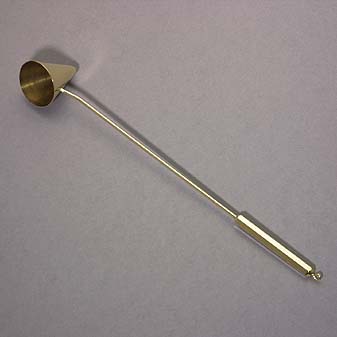 Kerzenl-Löscher aus Messing Damit man sich nicht die Finger verbrennt.