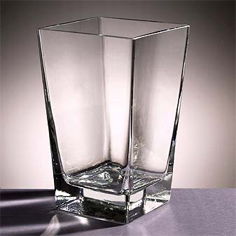 Glasvase bzw. Blumenvase pyramidenförmig Groß und schwer für viele Blumen. Aus Glas. Zeitlose Eleganz.