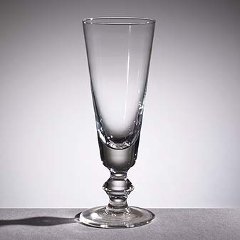 Mundgeblasen und von Hand geschliffen. Ausgesucht schön.