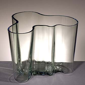 Vom Architekten und Designer Alvar Aalto: Vase Aalto Design von 1936. Wohl eines der bekanntesten Glasobjekte der Welt.