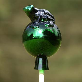 Rosenkugel Frosch grün Grün wird die Fähigkeit zugeschrieben, für eine gute Ernte zu sorgen.