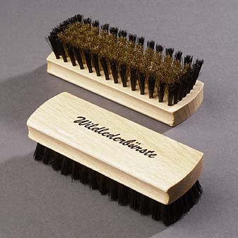 Wildlederbürste Ein Kern aus Messingdraht mit einem Rand aus Schweine-Borsten.