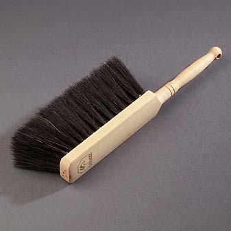 Kehrbesen mit echtem Rosshaar Der Griff ist gedrechselt und aus geöltem Buchenholz.