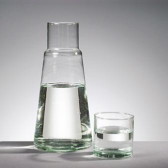  Auf dem Nachttisch, Schreibtisch oder Rednerpult.