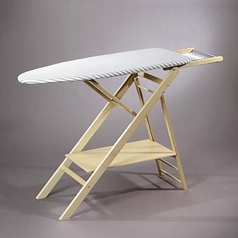  Ein großes und sehr standfestes Bügelbrett aus massivem Buchenholz.