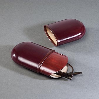 Aufwendig gearbeitetes und sehr robustes Etui.