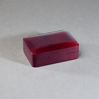 Schatulle rechteckig aus Leder Deckel mit Lederscharnier am Unterteil befestigt.