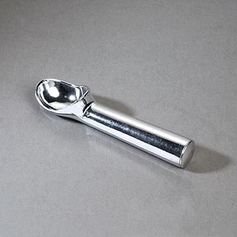  Aus Gußaluminium. Die Handwärme schmilzt das Eis.