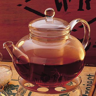 Reizvoll: die Farbe des Tees im Wasser sich ausbreiten zu sehen.