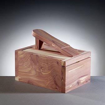 Erfüllt den Raum mit wohlriechendem Zedernholzduft.