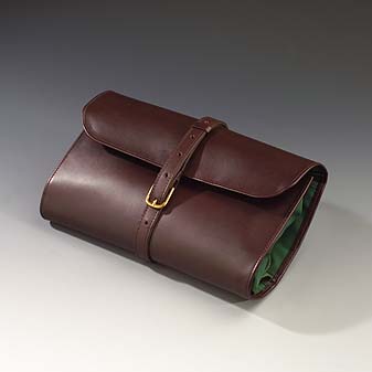Kulturtasche zum Rollen aus Leder Vorbildern nachempfunden, die in der Royal Army Verwendung finden.