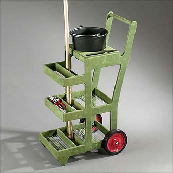  Dieser Wagen bietet ausreichend Platz für Geräte und Gartenabfälle.