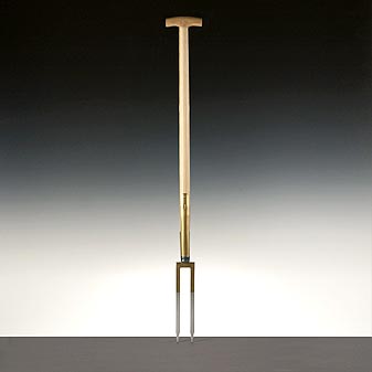 Rosengabel Zur Auflockerung und Belüftung des Bodens zwischen den Rosenpflanzen.