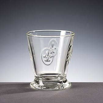  Robuste Trinkgläser mit dem Wappen der Bourbonen.