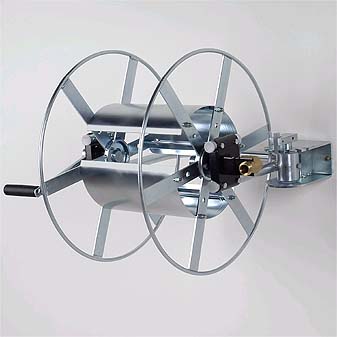 Schlauch-Wandabroller 180 Grad schwenkbar und parallel zur Wand oder in 90° arretierbar.