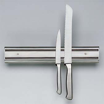  Messer und sonstiges Metall-Küchenwerkzeug übersichtlich aufgeräumt.