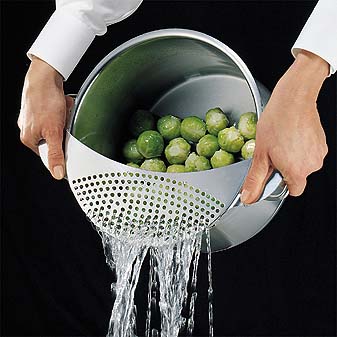  Die Flüssigkeit wird abgegossen, das Gargut verbleibt im Topf.