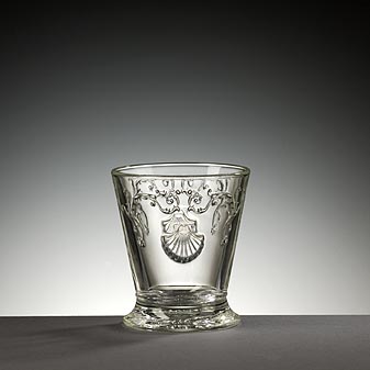  Gebrauchsglas mit Muschel-Dekor.