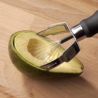 Zum Aushöhlen und Zerteilen einer halben Avocado.