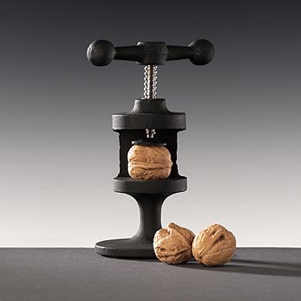  Knackt auch harte Nüsse mit geringem Kraftaufwand.