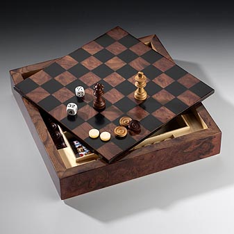 Schach/Backgammon Wurzelholz Backgammon, Schach, Dame, Würfelbecher und 2 Kartenspiele.