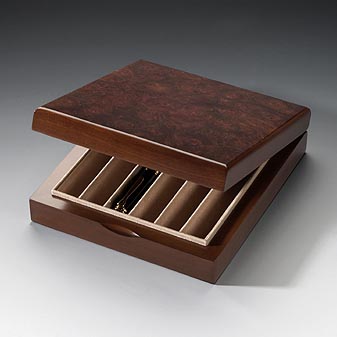  6 mit Samtvelours ausgekleidete Fächer für 6 Schreibgeräte.