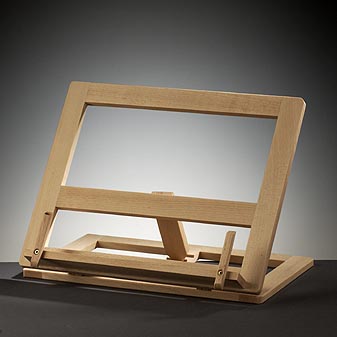  Hält das Kochbuch auf der richtigen Seite aufgeschlagen.