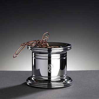 Klammer-Spender aus Chrom von El Casco Ein starker Magnet hält die Klammern beisammen.