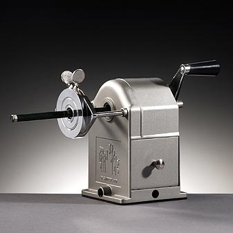  Robuste Maschine aus Metall mit feinmechanischer Präzision.