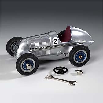 Eine lebende Legende: Der Schuco-Studio Mercedes Silberpfeil.