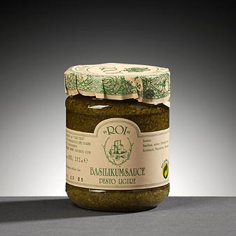 ROI Pesto Aus frischem Basilikum, Pinienkernen, Knoblauch, Salz und Olivenöl.