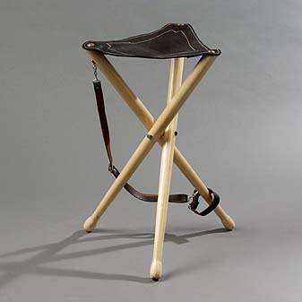 Dreibeiniger zusammenlegbarer Hocker mit Schultergurt.