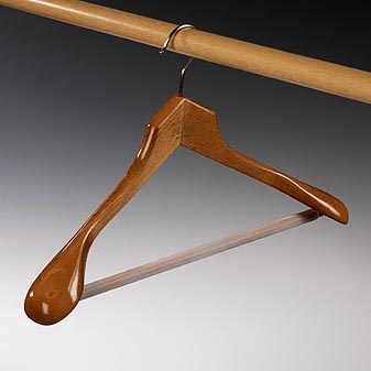 Aus gedämpftem ungebeiztem und poliertem Buchenholz.