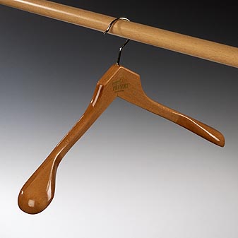 Kleiderbügel mit ausgeprägter Schulterkontur für Jacketts oder Mäntel.