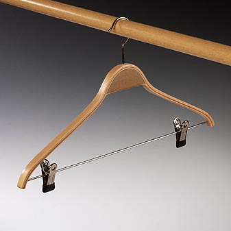 Mit Klammersteg zur Befestigung von Hosen oder Röcken.