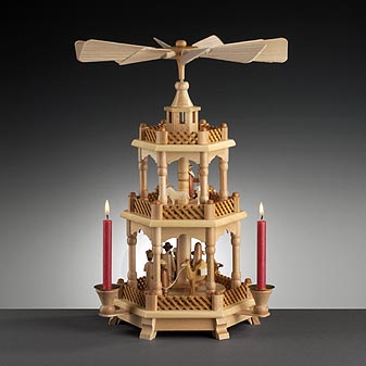 Seiffener Weihnachtspyramide Seit 1699 stellen Seiffener Handwerker auf der Leipziger Messe aus.