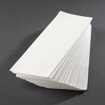 Entfernt die Haare mit dem Wachsfilm von der Haut.