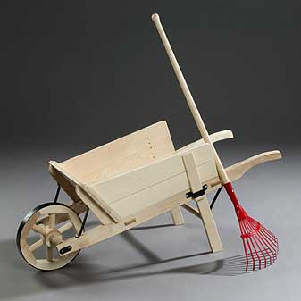 Kinder-Schubkarre aus Holz Die Seitenteile sind zum Transport von Sperrigem abnehmbar.